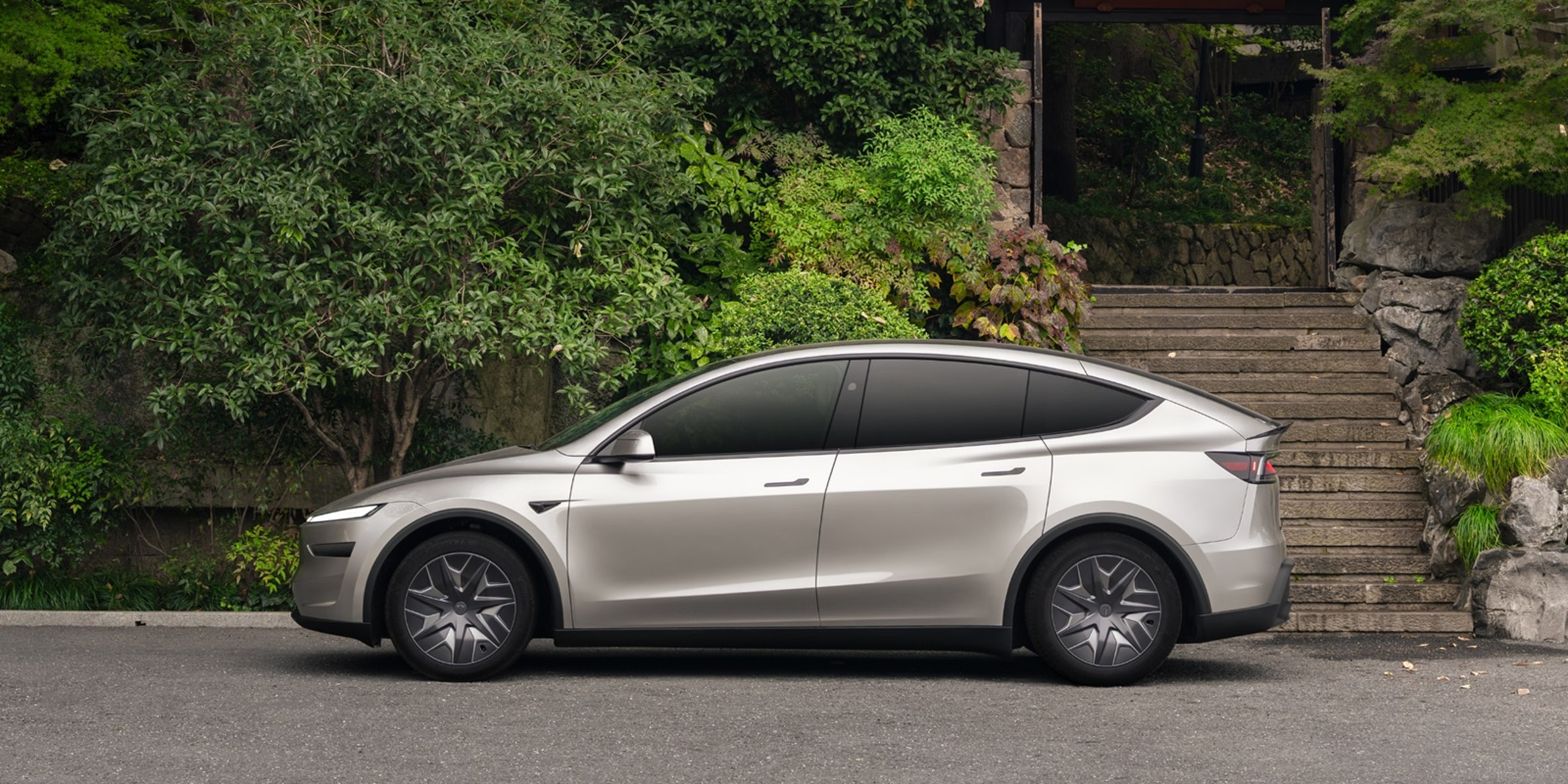 Official Tesla side profile of the long-wheelbase Model Y L