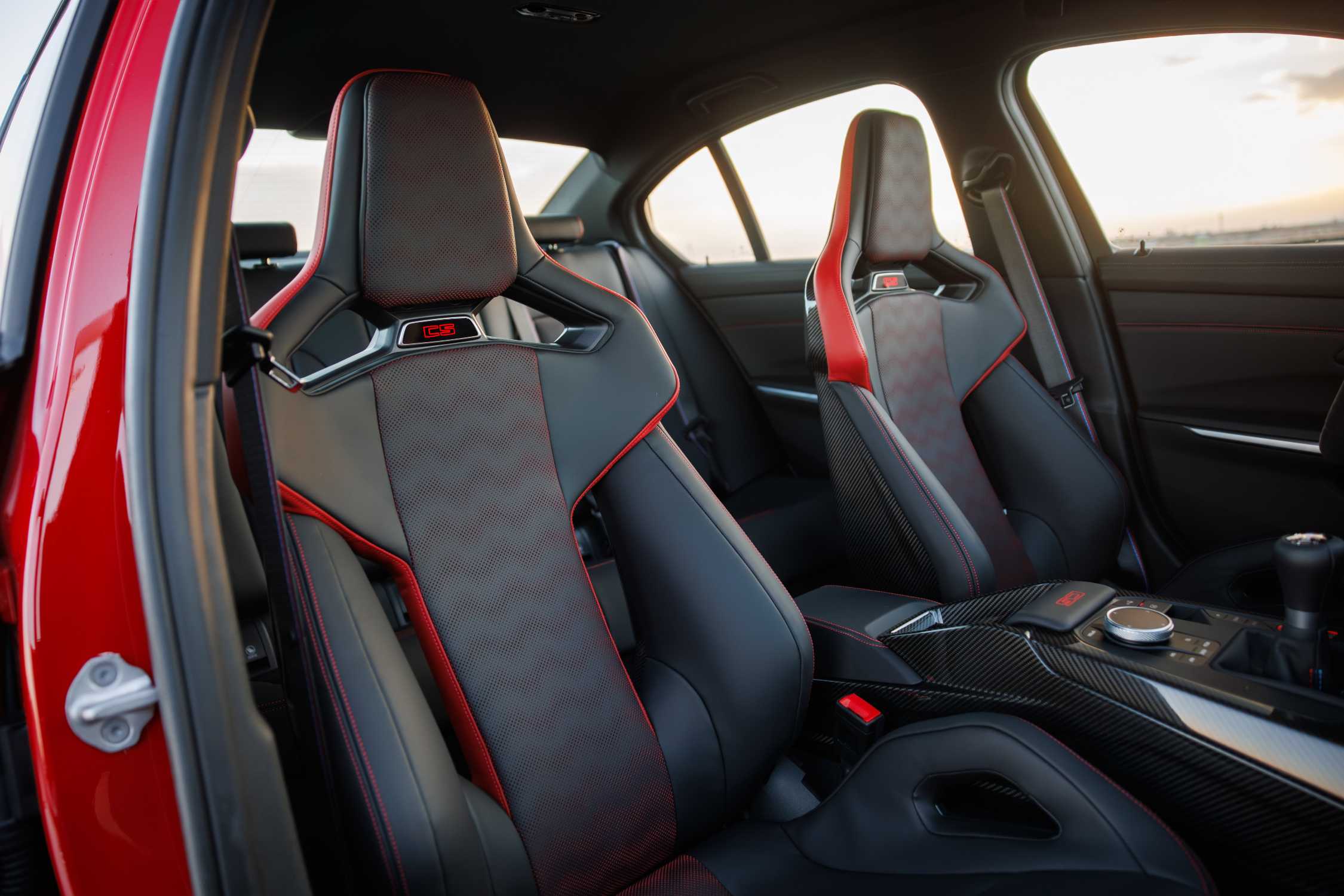 Official BMW photo of 2027 M3 CS Handschalter M Carbon bucket seats and six-speed shifter
