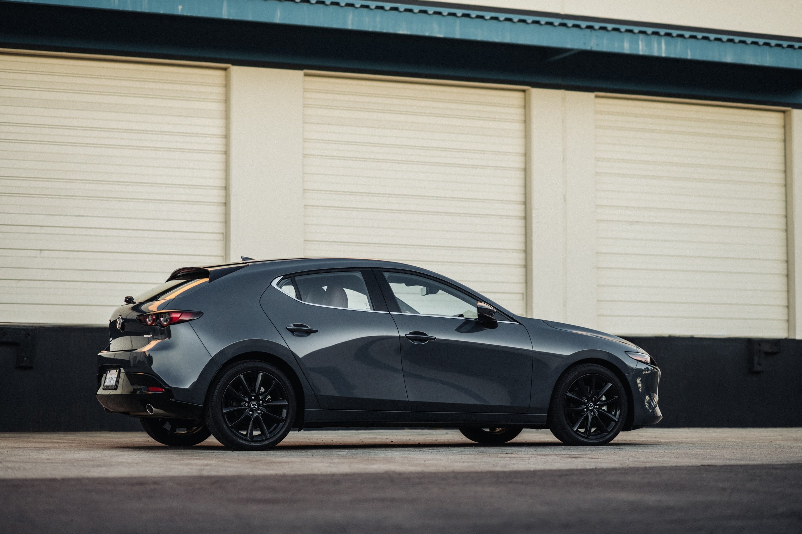 Official Mazda photo of a Polymetal Gray Mazda3 Hatchback rear three-quarter